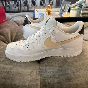 NIKE AIR FORCE 1 WOMANS WHITE SANDDRIFT PATENT SIZE 11 GENTLY USED WORN TWICE